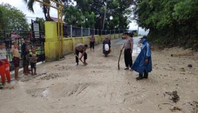 Jalan Depan Pendaratan Soekarno Tertutup Longsor, Polsek Batudaa Bereaksi Cepat
